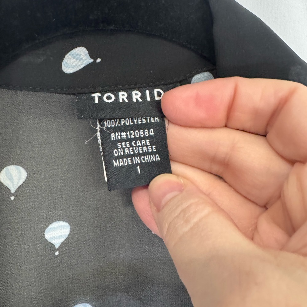 Torrid Sheer Blouse - Balloon Pattern - 1X - Picture 4 of 5